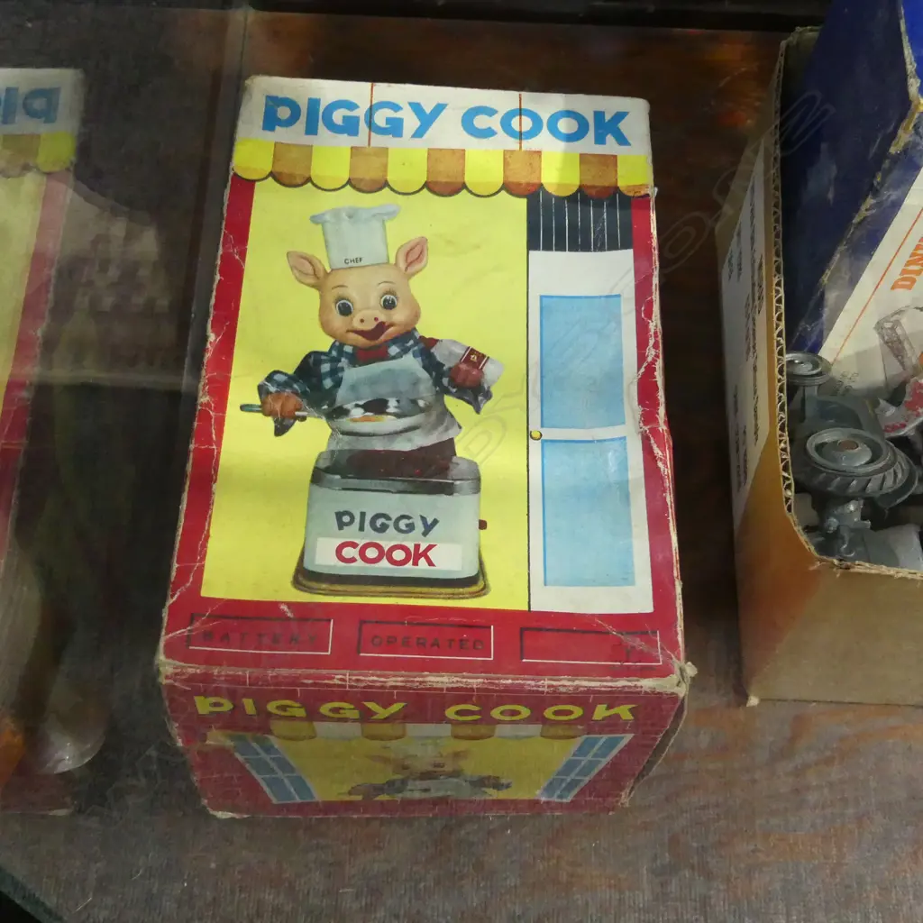 PIGGY COOK BOXED TIN TOY (NO HAT) 260mm Image 1++