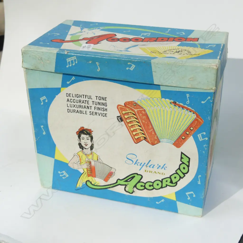 ORIGINAL BOXED CHILDS ACCORDIAN C. 1950s SKYLARK BRAND Image 1++