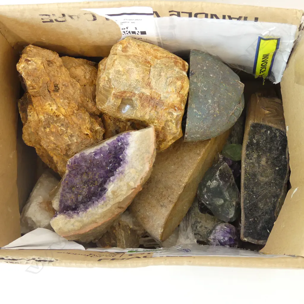 BOX LOT KAURI GUM, PURPLE AMETHYST GEODES ETC Image 1++