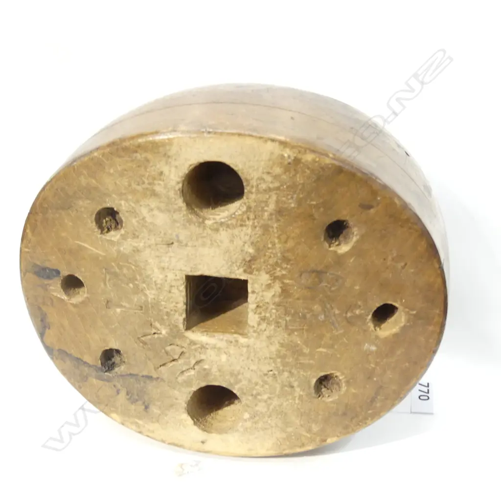 MILLINERS WOODEN HEAD MODEL (MARKED '17') Image 1++