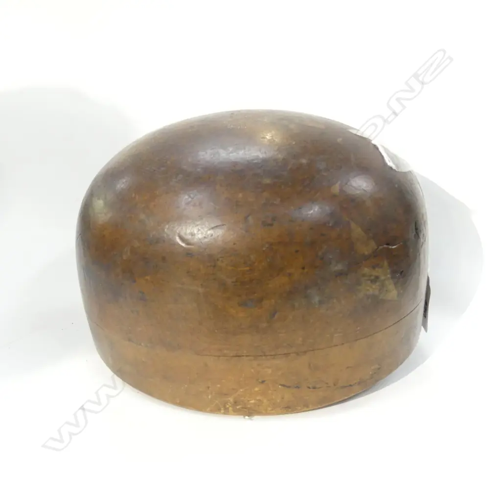 MILLINERS WOODEN HEAD MODEL (MARKED '17') Image 1++