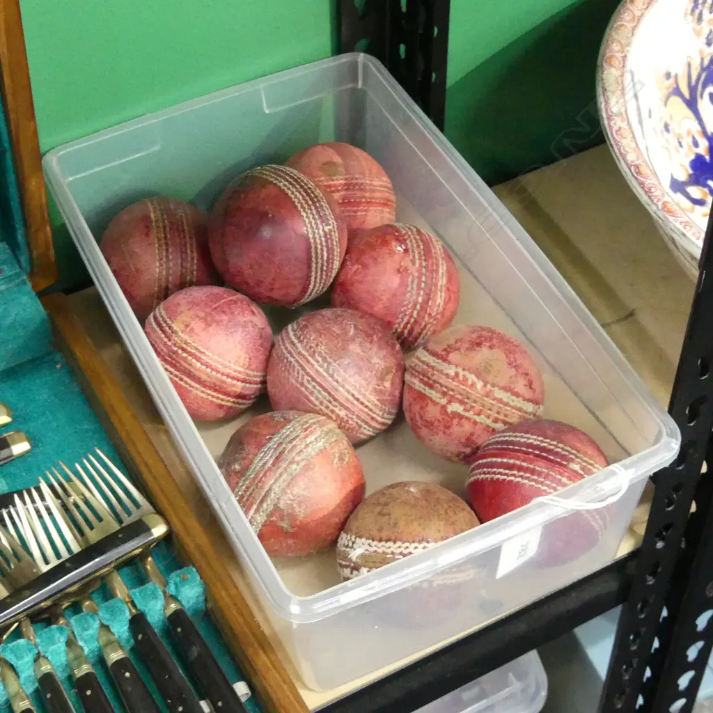 10 VINTAGE CRICKET BALLS  Image 1++