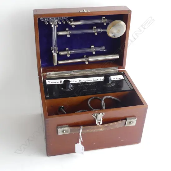 1930s 'EVERAY' HIGH FREQUENCY VIOLET RAY TREATMENT DEVICE in MAHOG CASE. W.250mm