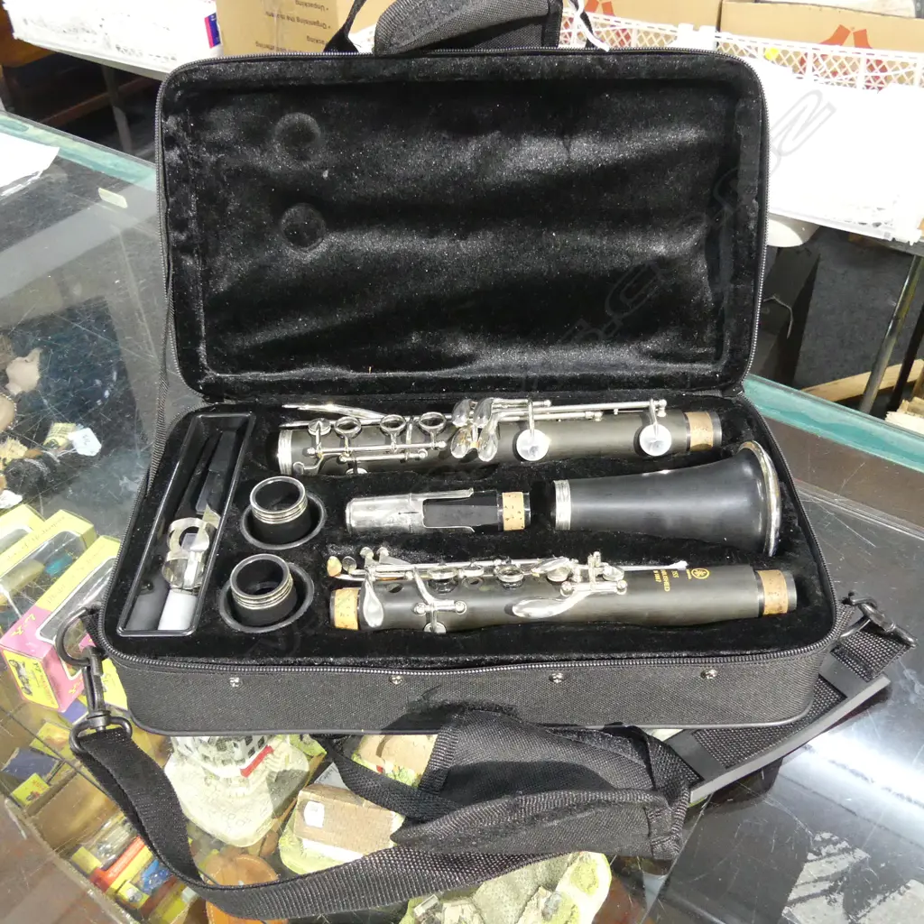 CLARINET (IN WORKING ORDER)  WITH CASE Image 1++