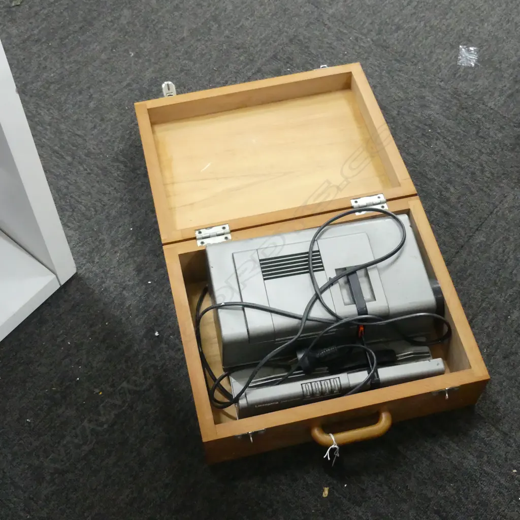 VINTAGE PROJECTOR, CASED Image 1++
