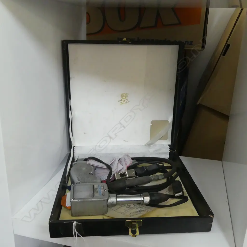 VINTAGE CASED OKUDA MANUAL COMPRESSION TESTER  MODEL CG-8010 Image 1++
