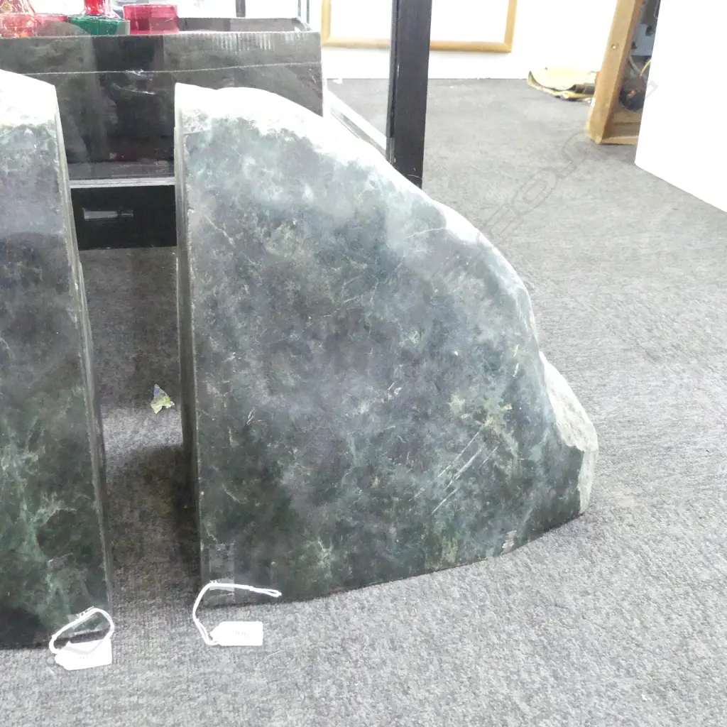LGE POUNAMU CUT BOULDER DARK GREEN Image 1++