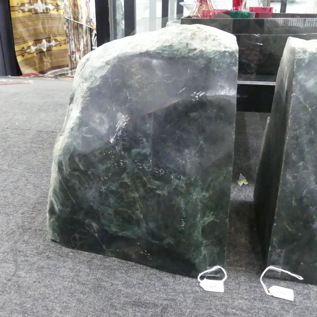 LGE POUNAMU CUT BOULDER DARK GREEN Image 1++