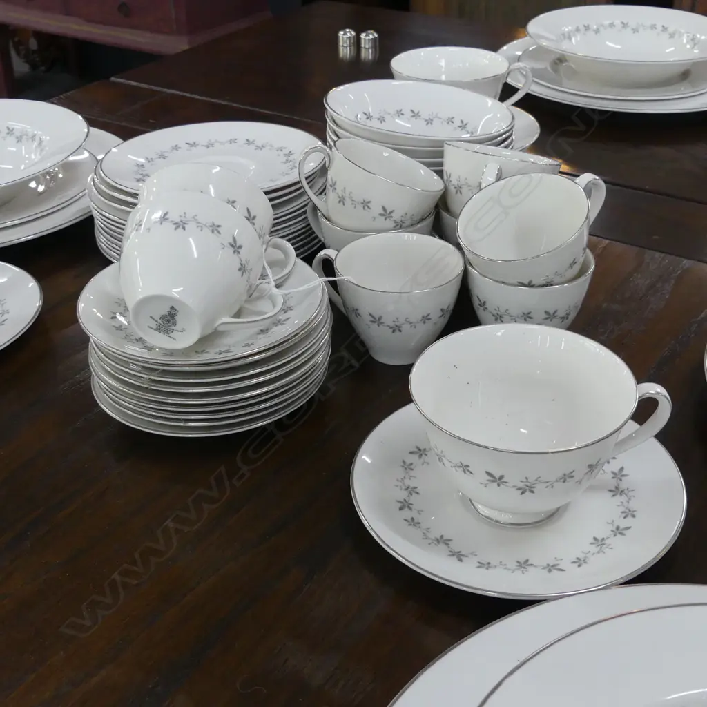 LARGE ROYAL DOULTON 'CADENCE' PART DINNER SERVICE Image 1++