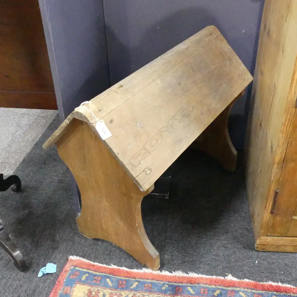 BALTIC PINE SLOPING STOOL Image 1++