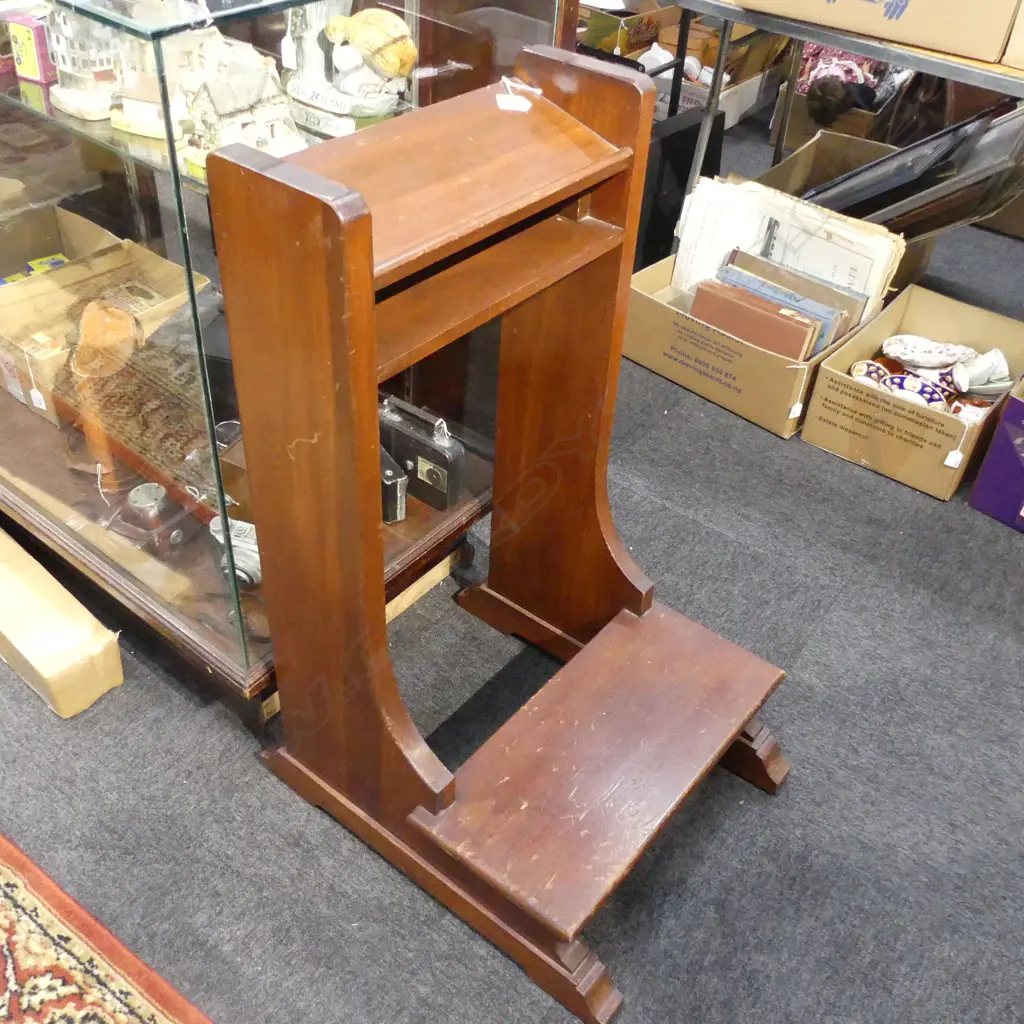 RIMU PRAYER STAND 500x590x890mm Image 1++