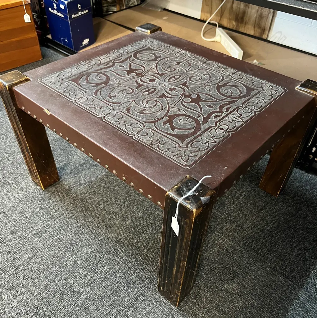 1970'S DESIGNER LEATHER TOOLED TOP COFFEE TABLE Image 1++
