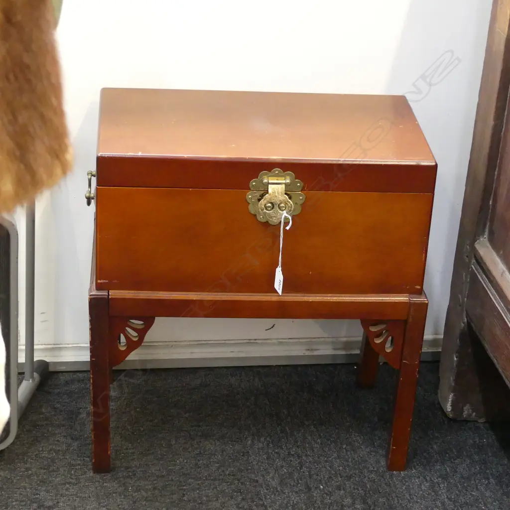 ORIENTAL LIDDED BOX ON LEGS 470x270x500mm Image 1++