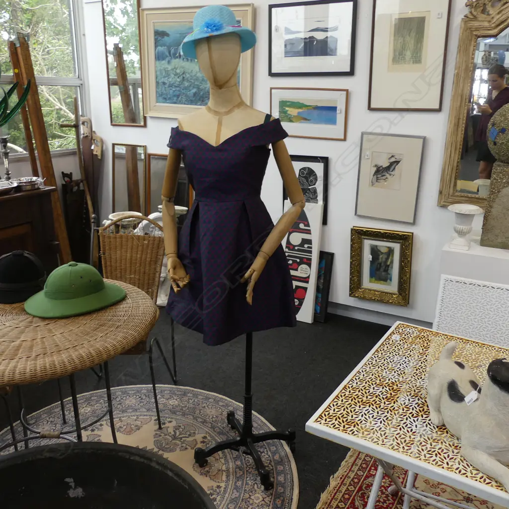VINTAGE MANEQUIN ON STAND Image 1++