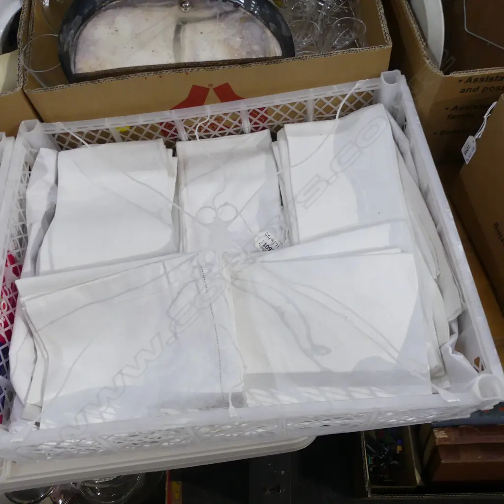 TRAY OF 50 ASST DAMASK LINEN NAPKINS Image 1++