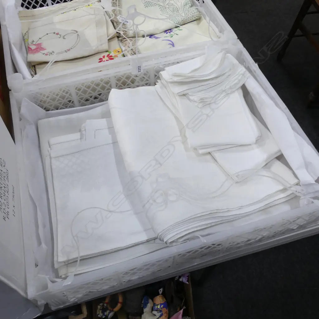 4 DAMASK TABLE CLOTHS, 2 MATCHING NAPKINS, LARGEST 2500 X 2200mm Image 1++