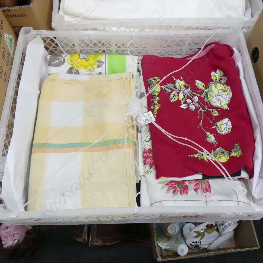 TRAY OF 6 PATTERNED COTTON & LINN TABLECLOTHS Image 1++