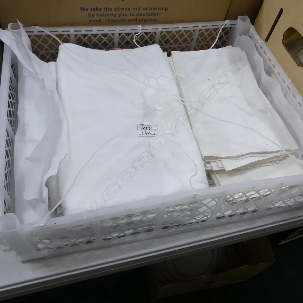 5 DAMASK TABLE CLOTHS, 1 WITH MATCHED NAPKINS  2220 x 1760mm Image 1++