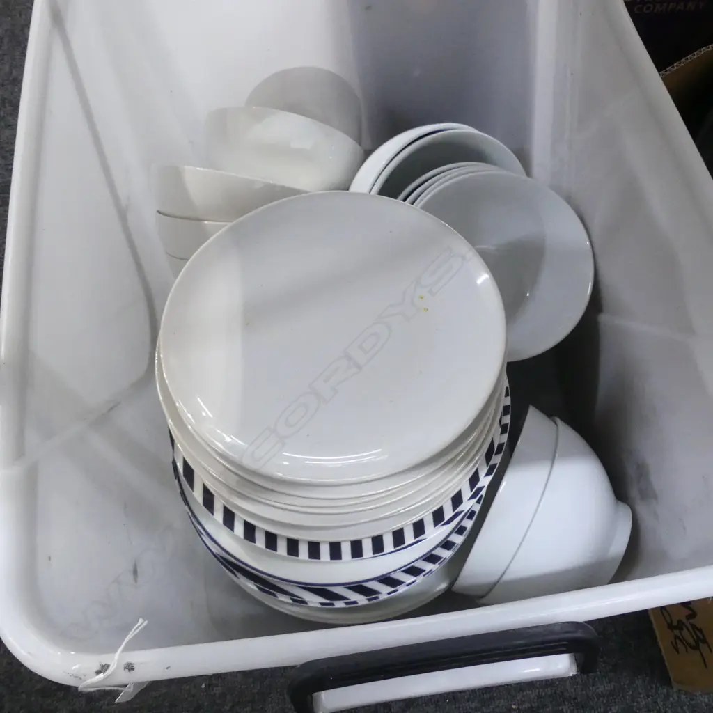BOX ASSORTED CROCKERY Image 1++