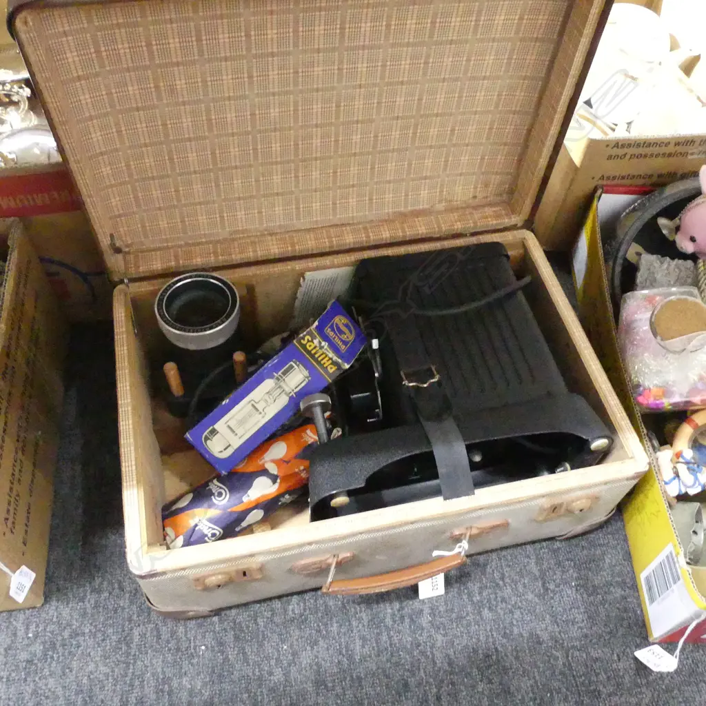 CASED VINTAGE PROJECTOR Image 1++