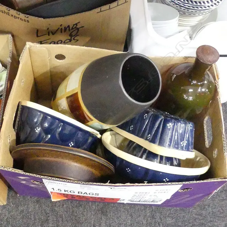 BOX LOT ASST. CERAMICS; CAKE / JELLY MOULDS ETC Image 1++