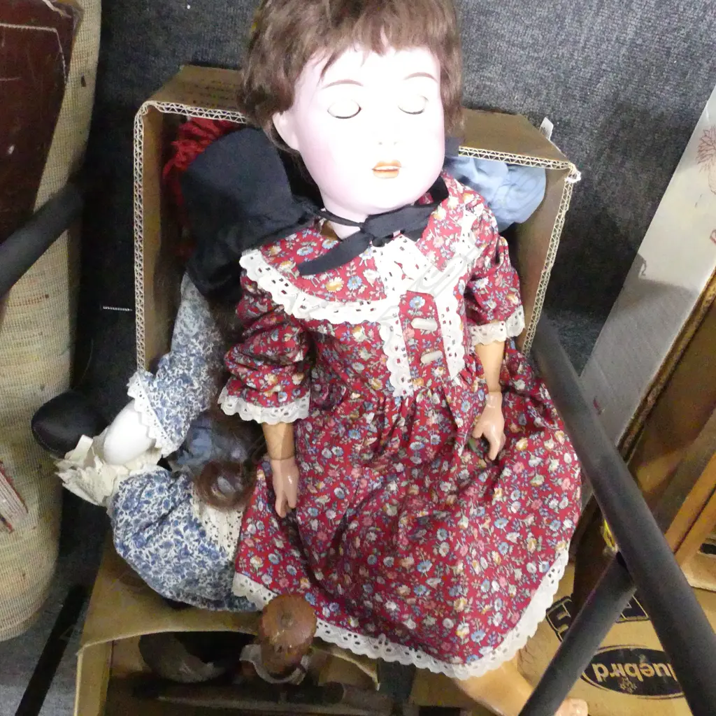 BOX LOT 3 DOLLS + MACHINE RUG + DOCTORS BAG Image 1++