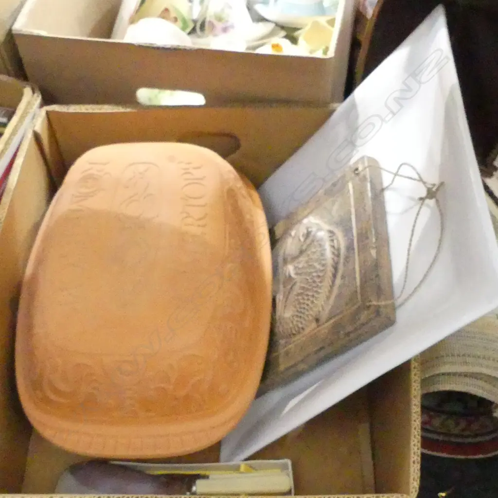 BOX LOT ROMERTOPF CLAY BAKER (new), CITTA PLATTER, FISH PLAQUE, SET 6 'BONE' HANDLED KNIVES (new) Image 1++