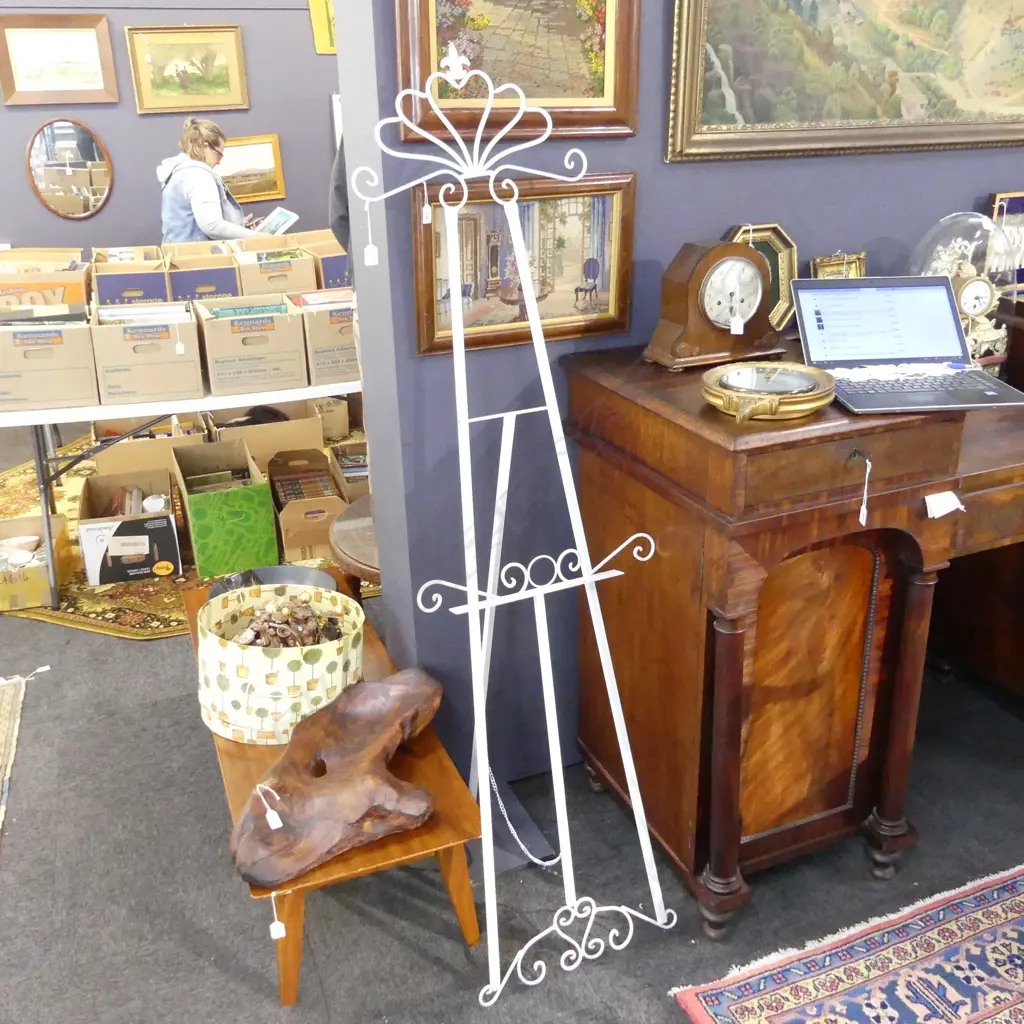 TALL WHITE WROUGHT IRON 'WEDDING / EVENT EASEL H. 1800MM Image 1++
