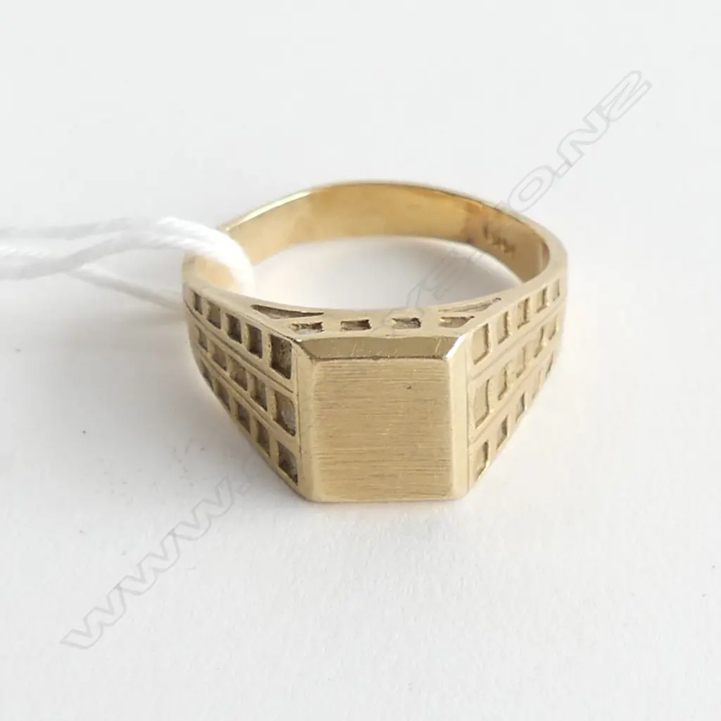 14k YELLOW GOLD SIGNET RING 8gms Image 1++
