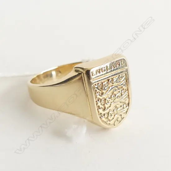 9ct. GOLD 'ENGLAND' SIGNET RING, THE SHEILD w THREE LIONS, 7.9gms, SIZE V½