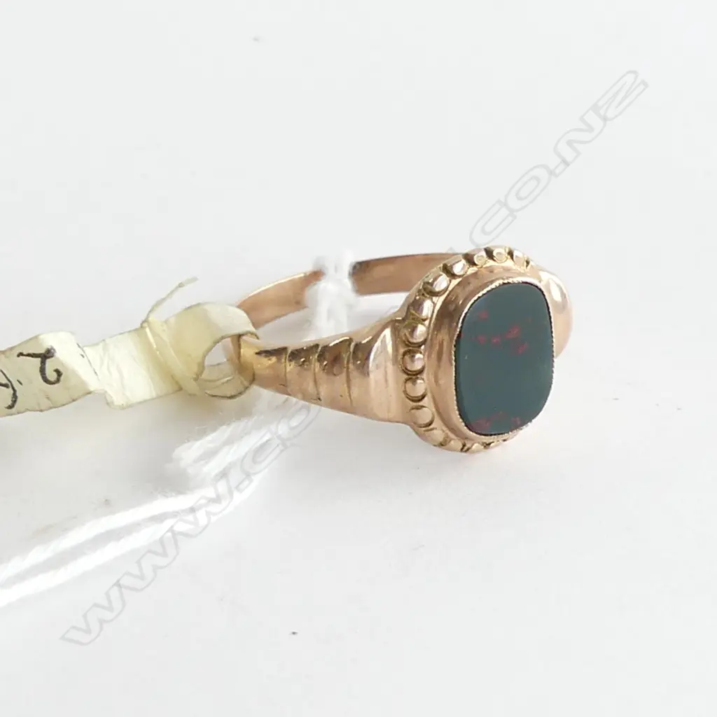 9CT GOLD RING WITH BLOODSTONE PANEL 3.97gms Image 1++