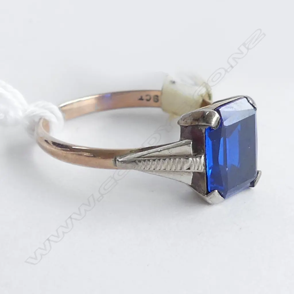 9CT GOLD RING W BLUE STONE 2.38gms Image 1++