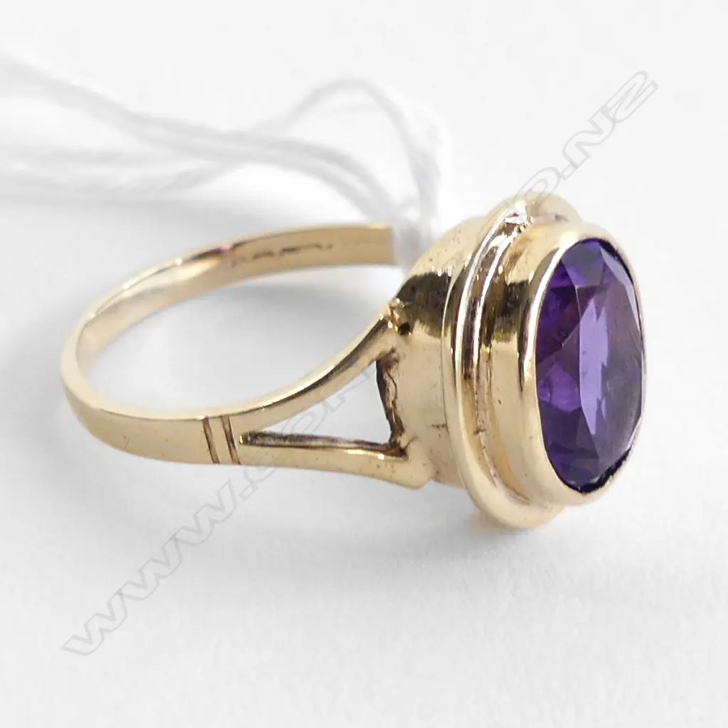 9ct & VIBRANT PURPLE AMETHYST RING 3.5gms Image 1++