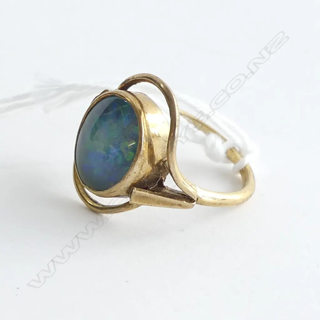 9CT GOLD RING OPAL DOUBLET PANEL SCROLLING FRAME 3.76gms Image 1++