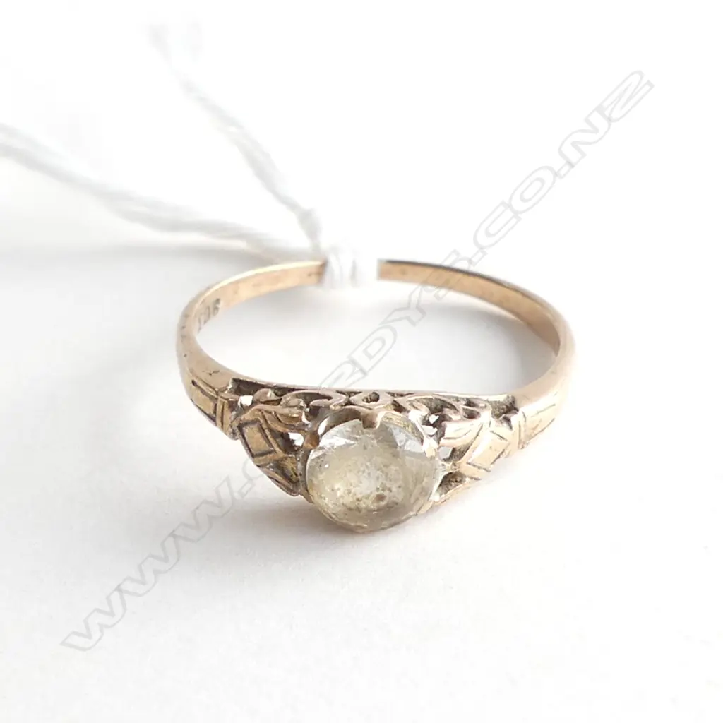 9ct RING WITH FAUX DIAMOND W 1.2gms Image 1++