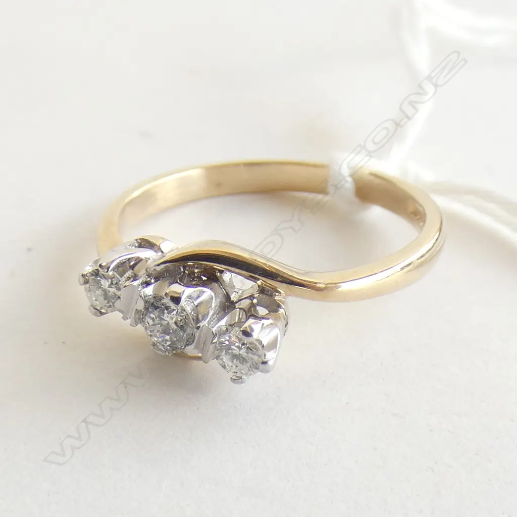 9ct gold 3 diamond ring Image 1++