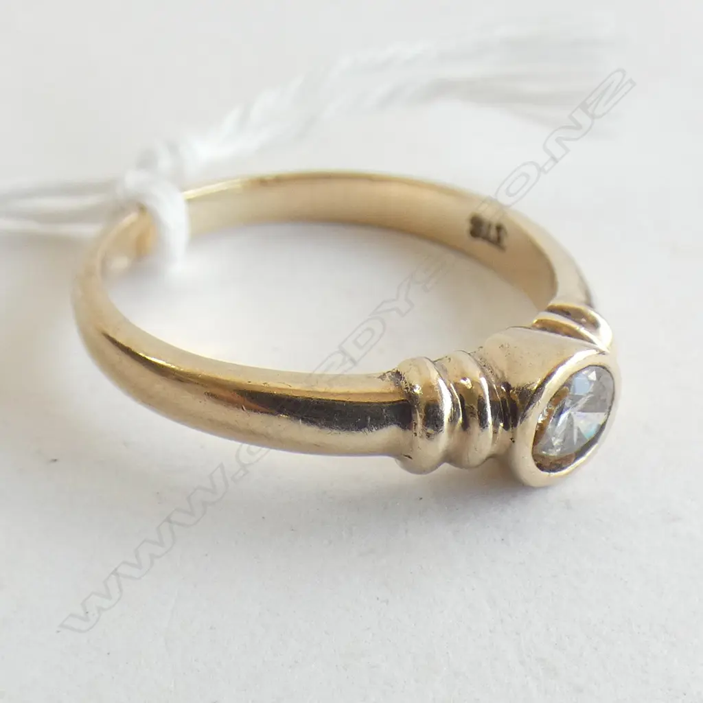 9ct gold CZ set ring Image 1++