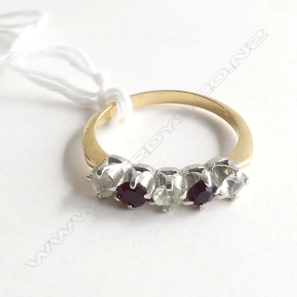 9ct GOLD RING RED & WHITE STONES SOME CHIPPING 1.64gms Image 1++
