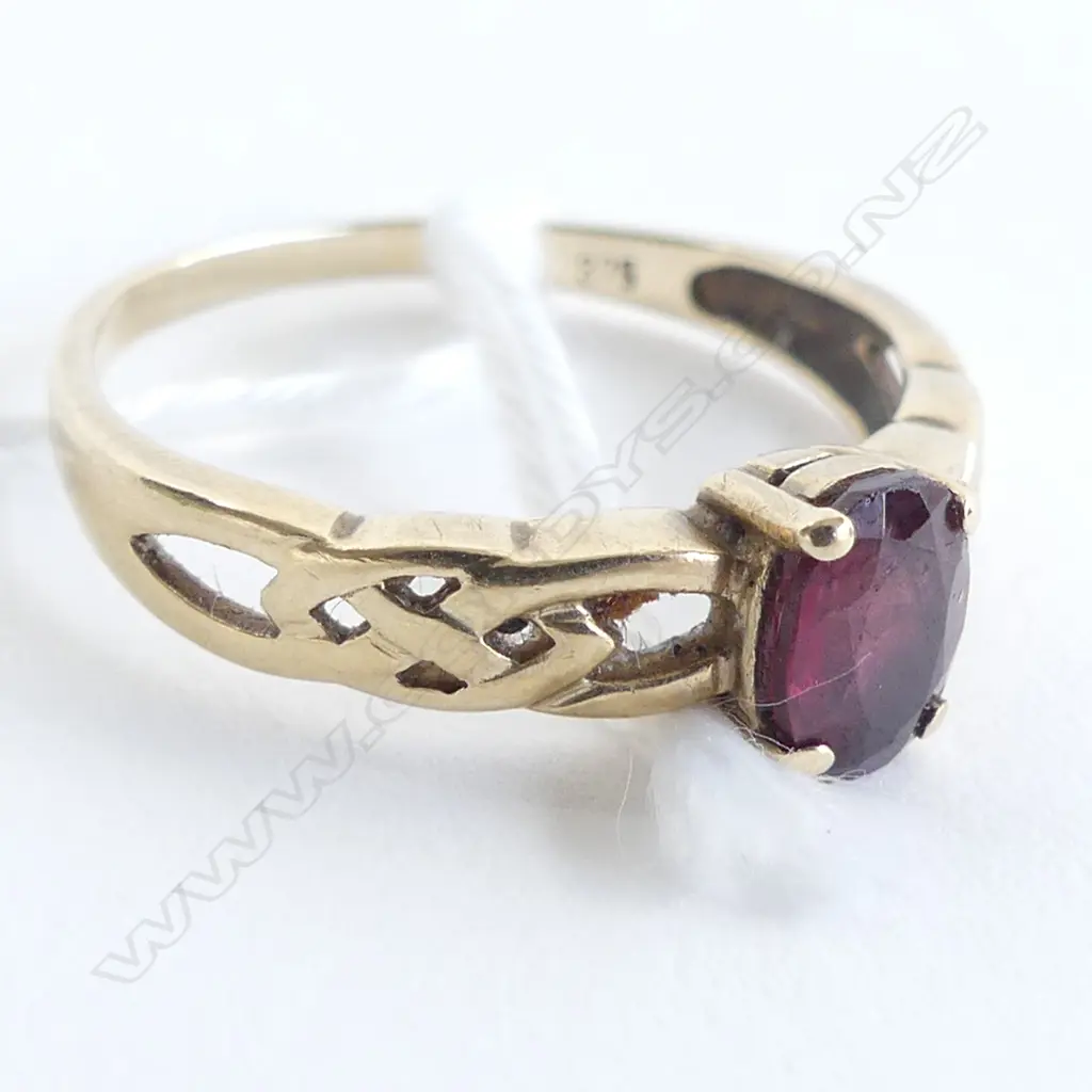 9CT & GARNET RING CELTIC KNOT SHOULDERS Image 1++