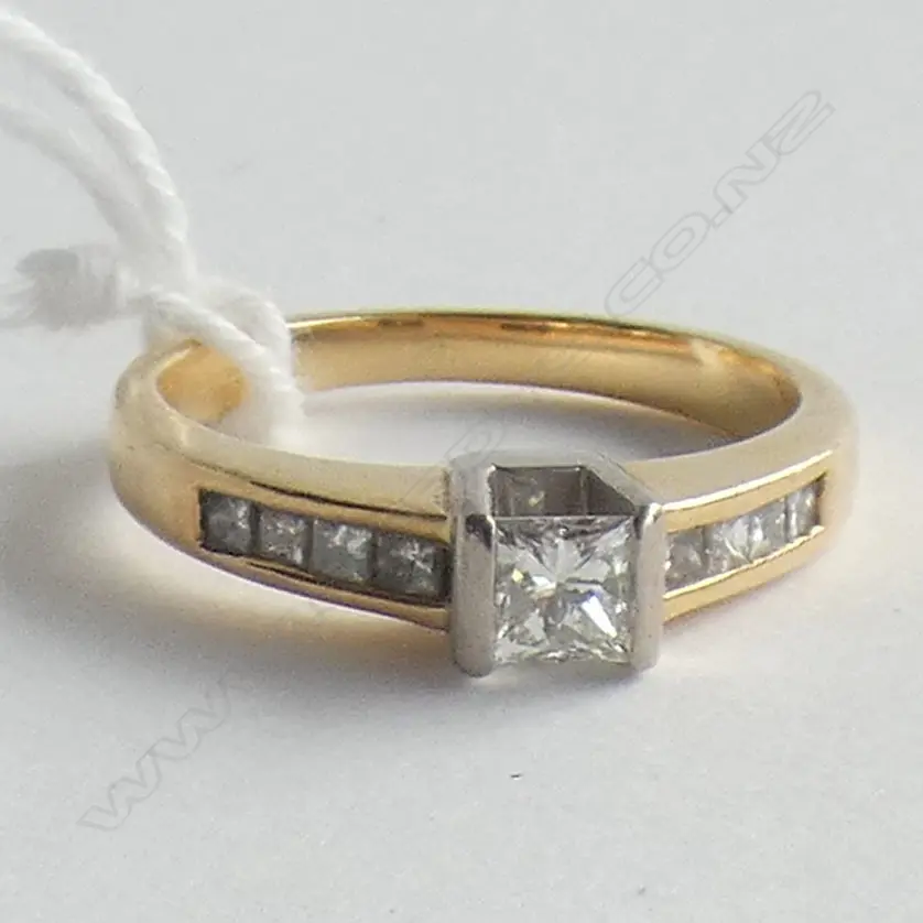 18CT DIAMOND RING w. PAPERS 4.0 GRAMS 0.26ct princess cut TDW 0.50ct. Image 1++