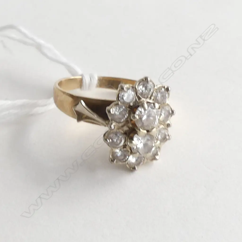 9ct GOLD RING WITH CZ CLUSTER W. 2.8gms Image 1++