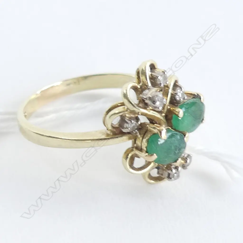 14K GOLD 2 EMERALD & 6 DIAMOND RING 4.25gms Image 1++