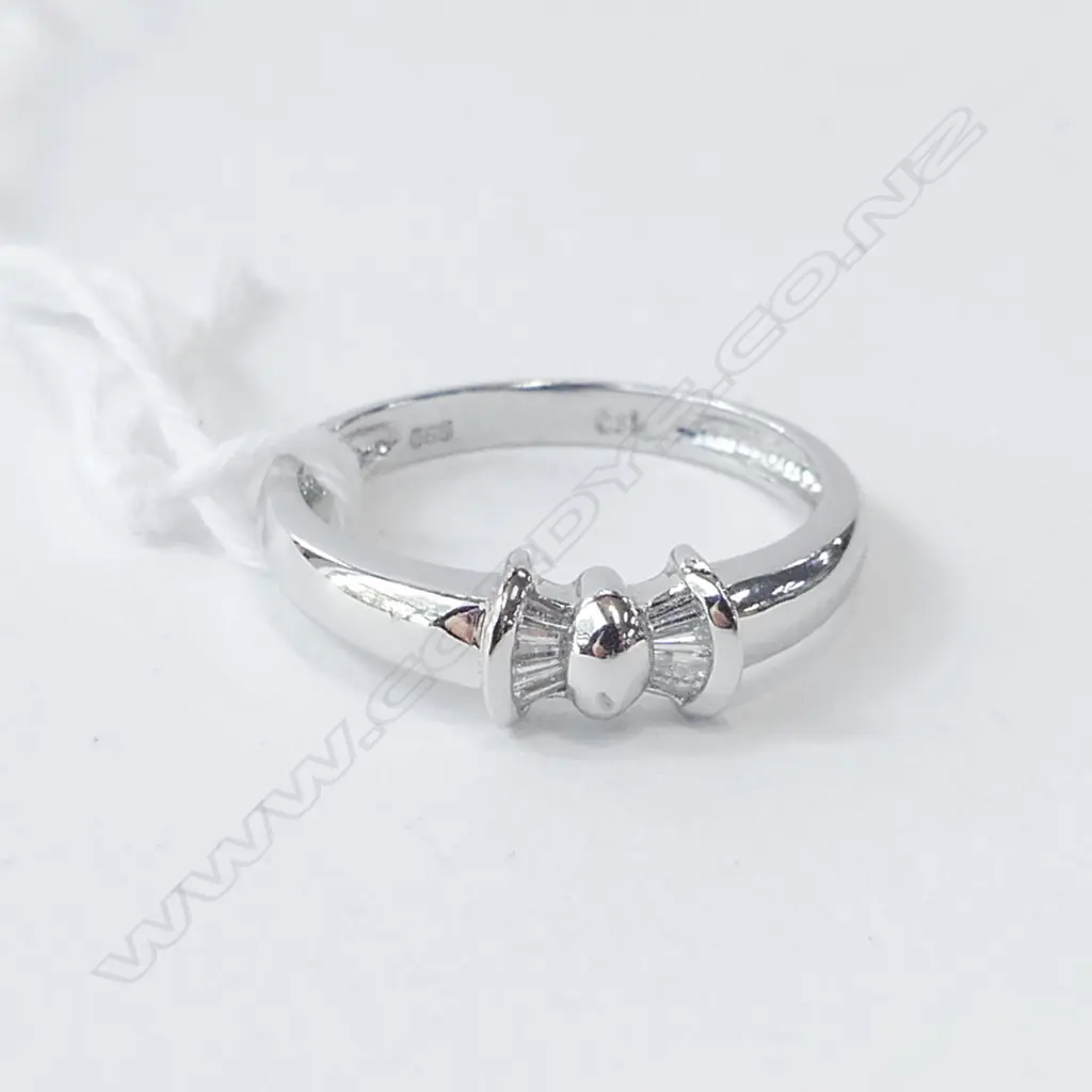 14CT WHITE GOLD & BAGUETTE DIAMOND BOW RING 2.2 GRAMS Image 1++