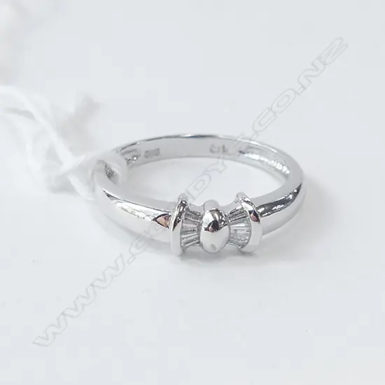 14CT WHITE GOLD & BAGUETTE DIAMOND BOW RING 2.2 GRAMS