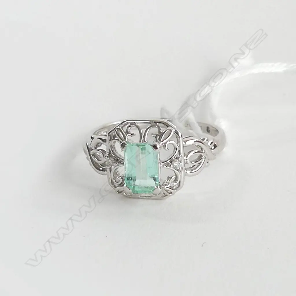 MODERN 10CT WHITE GOLD PALE GREEN SAPPHIRE ? & DIAMOND RING 2.08gms Image 1++