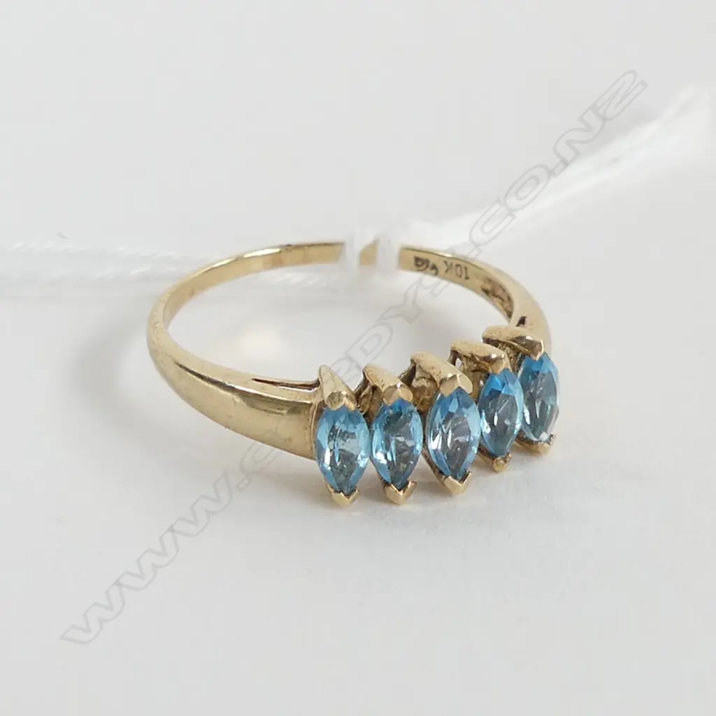 9CT GOLD & 5 BLUE TOPAZ RING 2.08gms Image 1++