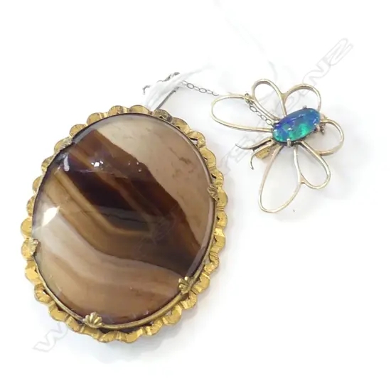 2 BROOCHES; LARGE AGATE W.60mm + 925 SILVER GILT & OPAL TRIPLET BUTTERFLY