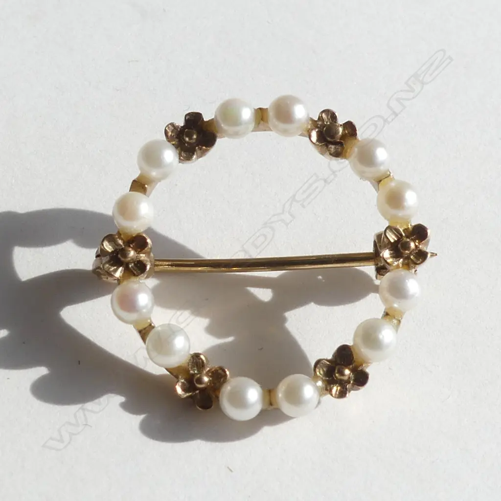 9CT GOLD & PEARL CIRCLE BROOCH Image 1++