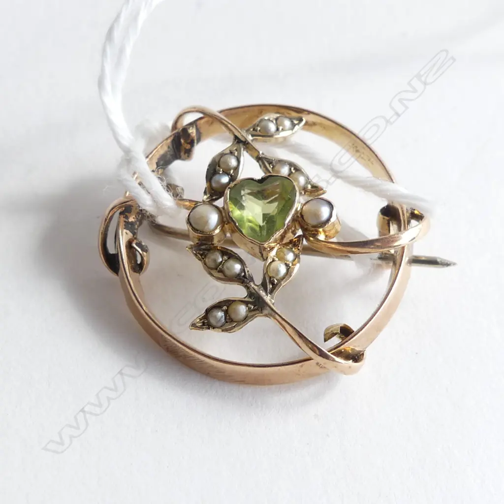 9CT PERIDOT & SEED PEARL BROOCH 2.15 GRAMS Image 1++