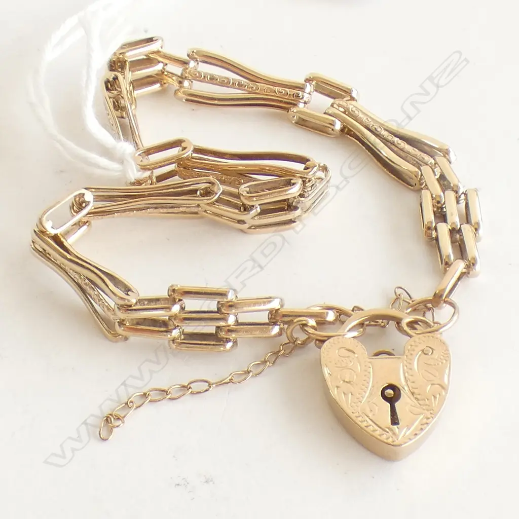 9ct gold gate bracelet safety chain need repair Image 1++